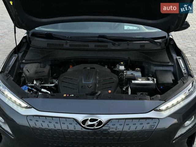 Серый Хендай Kona Electric, объемом двигателя 0 л и пробегом 159 тыс. км за 16900 $, фото 21 на Automoto.ua