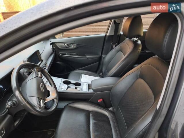 Серый Хендай Kona Electric, объемом двигателя 0 л и пробегом 121 тыс. км за 16000 $, фото 9 на Automoto.ua