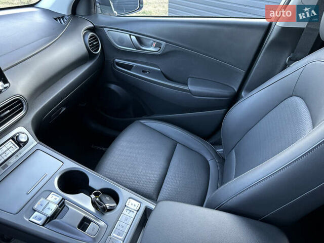 Серый Хендай Kona Electric, объемом двигателя 0 л и пробегом 109 тыс. км за 18450 $, фото 33 на Automoto.ua