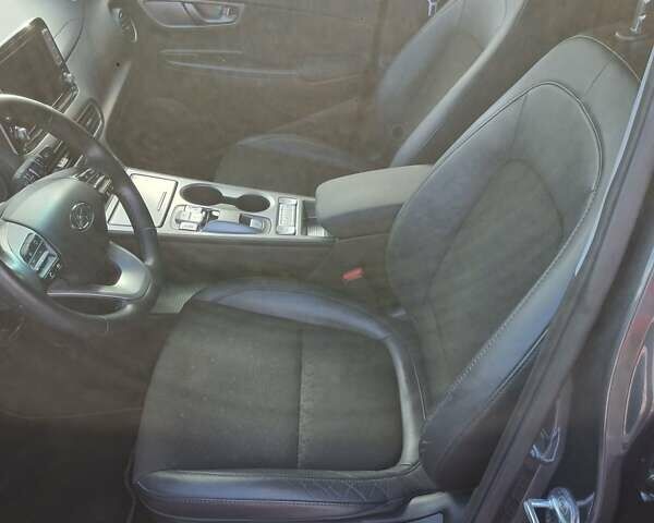 Серый Хендай Kona Electric, объемом двигателя 0 л и пробегом 42 тыс. км за 16200 $, фото 23 на Automoto.ua