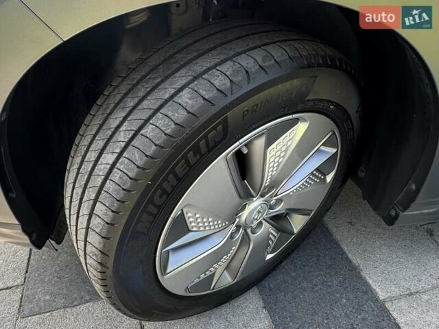 Сірий Хендай Kona Electric, об'ємом двигуна 0 л та пробігом 19 тис. км за 16000 $, фото 32 на Automoto.ua