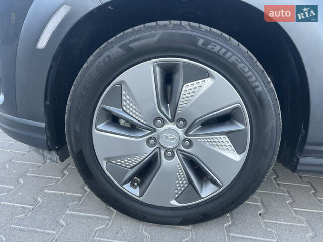 Серый Хендай Kona Electric, объемом двигателя 0 л и пробегом 31 тыс. км за 15450 $, фото 62 на Automoto.ua