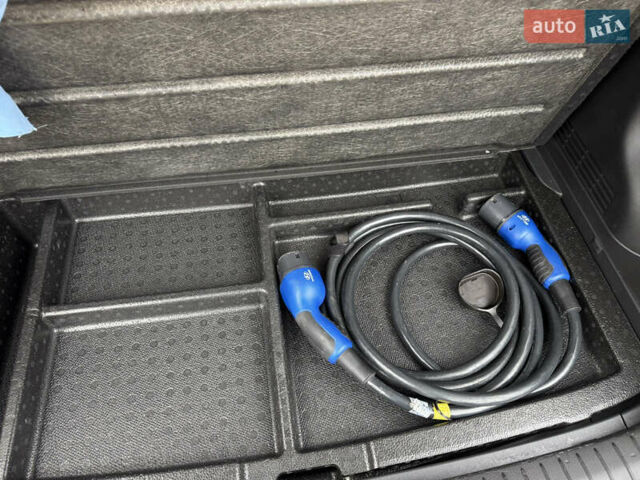 Серый Хендай Kona Electric, объемом двигателя 0 л и пробегом 52 тыс. км за 19000 $, фото 33 на Automoto.ua