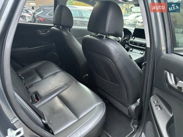 Серый Хендай Kona Electric, объемом двигателя 0 л и пробегом 117 тыс. км за 18800 $, фото 13 на Automoto.ua