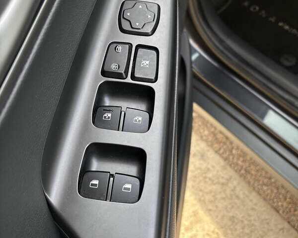 Серый Хендай Kona Electric, объемом двигателя 0 л и пробегом 130 тыс. км за 18500 $, фото 49 на Automoto.ua