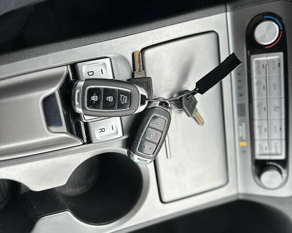 Серый Хендай Kona Electric, объемом двигателя 0 л и пробегом 158 тыс. км за 16300 $, фото 41 на Automoto.ua