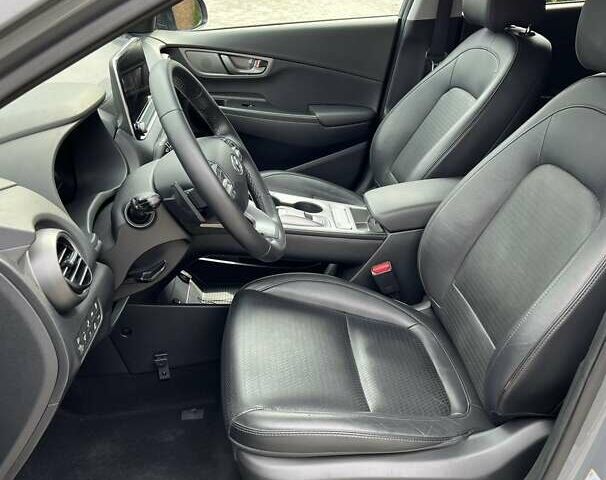 Серый Хендай Kona Electric, объемом двигателя 0 л и пробегом 117 тыс. км за 17990 $, фото 10 на Automoto.ua