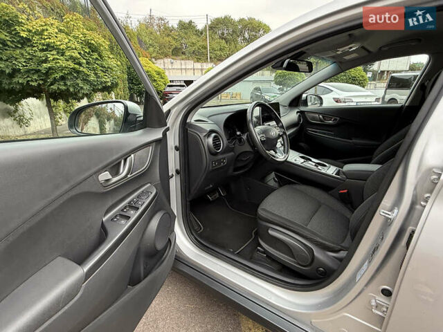 Серый Хендай Kona Electric, объемом двигателя 0 л и пробегом 26 тыс. км за 18850 $, фото 58 на Automoto.ua