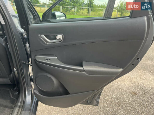 Серый Хендай Kona Electric, объемом двигателя 0 л и пробегом 49 тыс. км за 14900 $, фото 31 на Automoto.ua