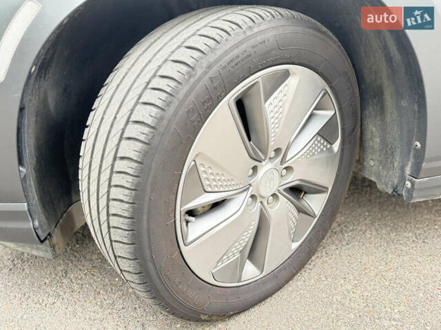 Серый Хендай Kona Electric, объемом двигателя 0 л и пробегом 135 тыс. км за 18999 $, фото 12 на Automoto.ua