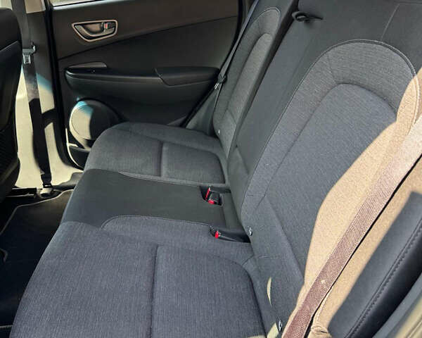 Серый Хендай Kona Electric, объемом двигателя 0 л и пробегом 44 тыс. км за 13400 $, фото 17 на Automoto.ua