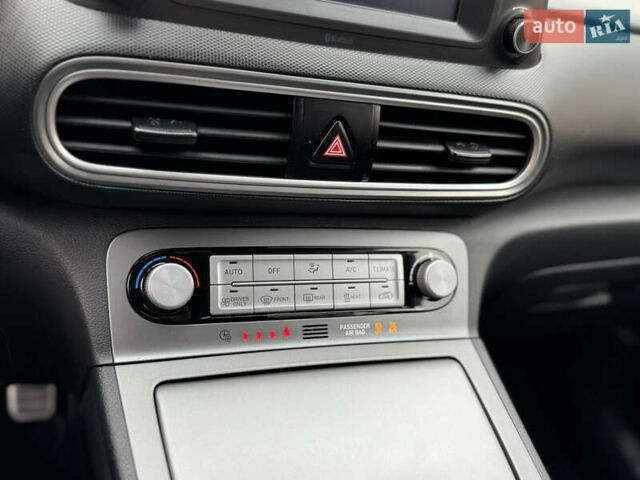 Серый Хендай Kona Electric, объемом двигателя 0 л и пробегом 106 тыс. км за 15999 $, фото 44 на Automoto.ua