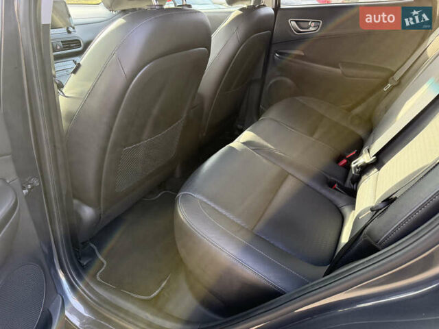 Серый Хендай Kona Electric, объемом двигателя 0 л и пробегом 69 тыс. км за 19300 $, фото 17 на Automoto.ua