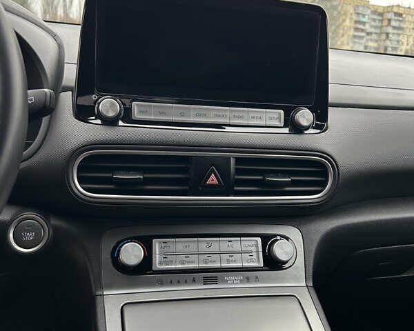 Сірий Хендай Kona Electric, об'ємом двигуна 0 л та пробігом 61 тис. км за 15780 $, фото 23 на Automoto.ua