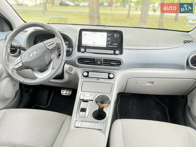 Серый Хендай Kona Electric, объемом двигателя 0 л и пробегом 135 тыс. км за 18999 $, фото 7 на Automoto.ua
