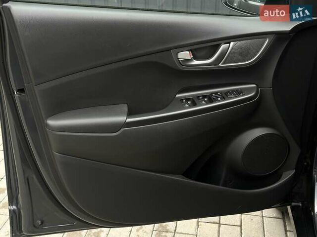 Сірий Хендай Kona Electric, об'ємом двигуна 0 л та пробігом 63 тис. км за 18500 $, фото 26 на Automoto.ua