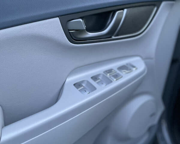 Серый Хендай Kona Electric, объемом двигателя 0 л и пробегом 81 тыс. км за 16099 $, фото 34 на Automoto.ua