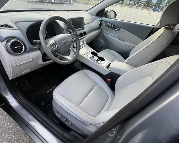 Сірий Хендай Kona Electric, об'ємом двигуна 0 л та пробігом 28 тис. км за 17200 $, фото 12 на Automoto.ua