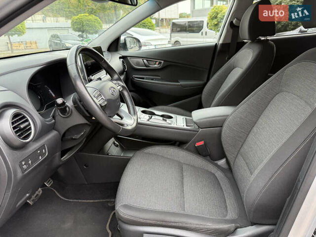Серый Хендай Kona Electric, объемом двигателя 0 л и пробегом 26 тыс. км за 18850 $, фото 64 на Automoto.ua