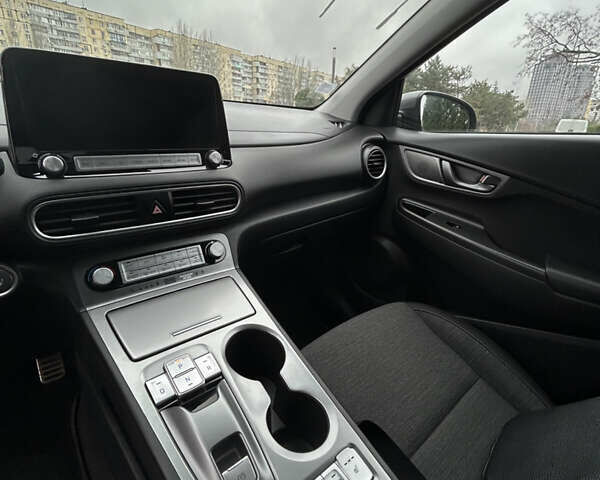 Сірий Хендай Kona Electric, об'ємом двигуна 0 л та пробігом 61 тис. км за 15780 $, фото 22 на Automoto.ua