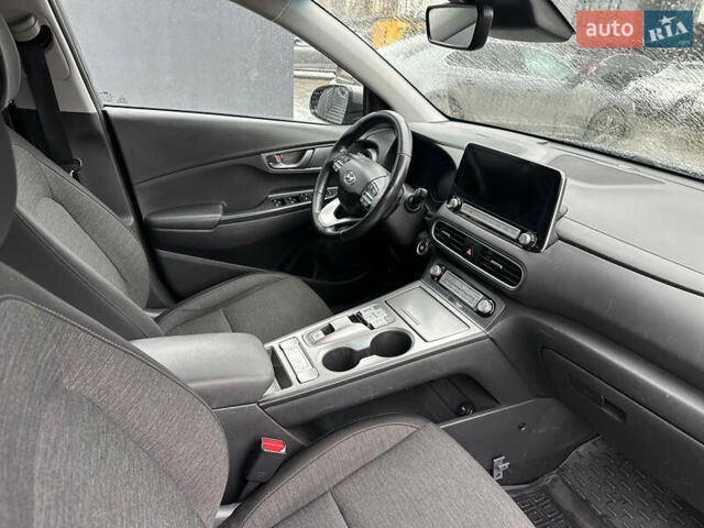 Серый Хендай Kona Electric, объемом двигателя 0 л и пробегом 158 тыс. км за 16300 $, фото 20 на Automoto.ua