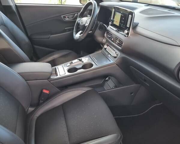 Серый Хендай Kona Electric, объемом двигателя 0 л и пробегом 42 тыс. км за 16200 $, фото 45 на Automoto.ua