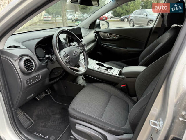 Серый Хендай Kona Electric, объемом двигателя 0 л и пробегом 26 тыс. км за 18850 $, фото 17 на Automoto.ua