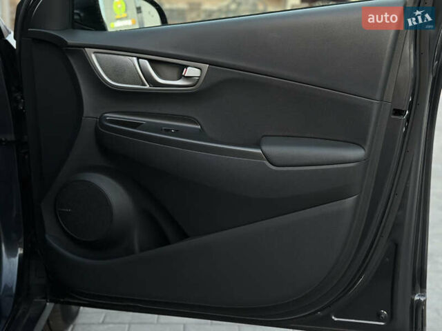 Серый Хендай Kona Electric, объемом двигателя 0 л и пробегом 159 тыс. км за 16900 $, фото 48 на Automoto.ua