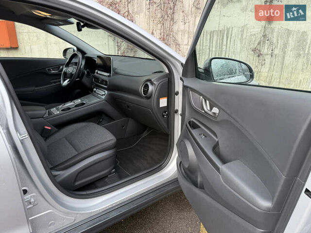 Серый Хендай Kona Electric, объемом двигателя 0 л и пробегом 26 тыс. км за 18850 $, фото 27 на Automoto.ua