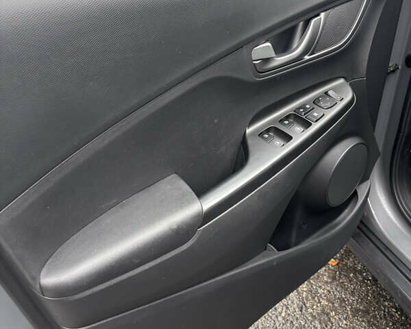 Сірий Хендай Kona Electric, об'ємом двигуна 0 л та пробігом 56 тис. км за 15400 $, фото 21 на Automoto.ua