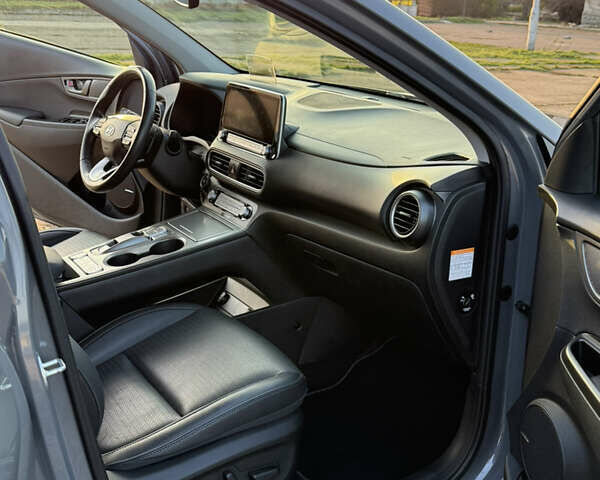 Серый Хендай Kona Electric, объемом двигателя 0 л и пробегом 77 тыс. км за 19700 $, фото 9 на Automoto.ua