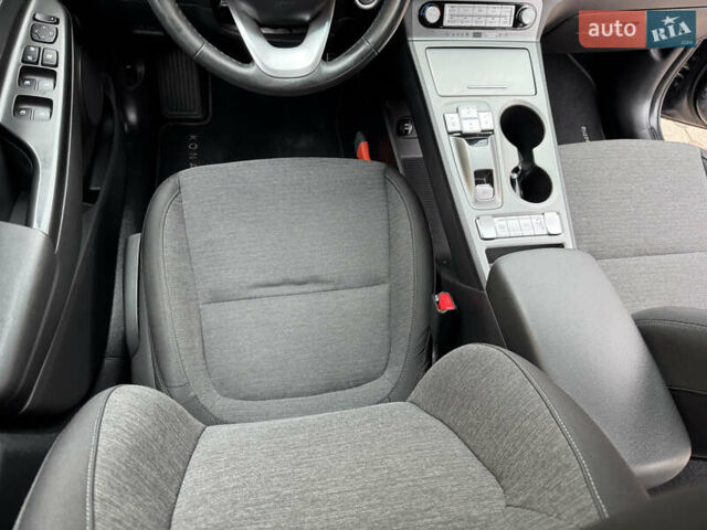 Серый Хендай Kona Electric, объемом двигателя 0 л и пробегом 106 тыс. км за 15999 $, фото 27 на Automoto.ua