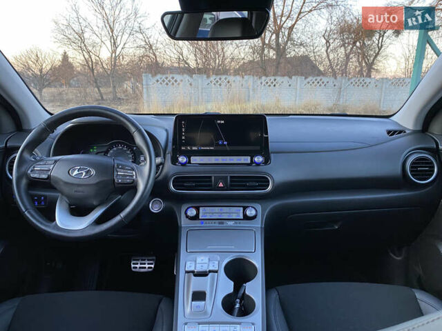 Серый Хендай Kona Electric, объемом двигателя 0 л и пробегом 104 тыс. км за 17200 $, фото 61 на Automoto.ua