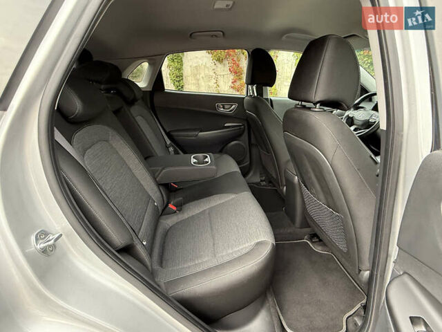 Серый Хендай Kona Electric, объемом двигателя 0 л и пробегом 26 тыс. км за 18850 $, фото 49 на Automoto.ua