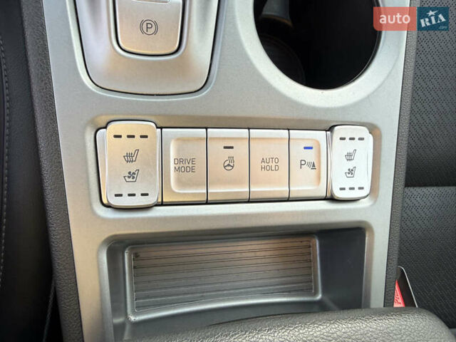 Серый Хендай Kona Electric, объемом двигателя 0 л и пробегом 69 тыс. км за 19300 $, фото 2 на Automoto.ua