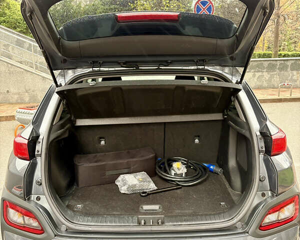 Серый Хендай Kona Electric, объемом двигателя 0 л и пробегом 130 тыс. км за 18500 $, фото 20 на Automoto.ua