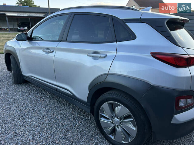 Серый Хендай Kona Electric, объемом двигателя 0 л и пробегом 109 тыс. км за 18450 $, фото 8 на Automoto.ua