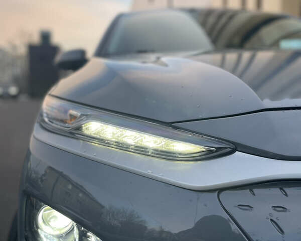 Серый Хендай Kona Electric, объемом двигателя 0 л и пробегом 81 тыс. км за 16099 $, фото 17 на Automoto.ua