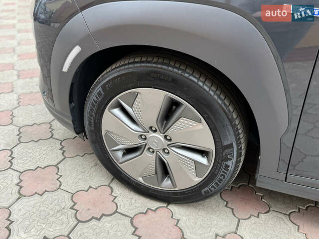 Серый Хендай Kona Electric, объемом двигателя 0 л и пробегом 106 тыс. км за 15999 $, фото 41 на Automoto.ua