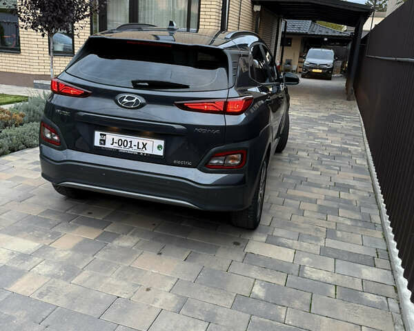 Серый Хендай Kona Electric, объемом двигателя 0 л и пробегом 125 тыс. км за 16900 $, фото 3 на Automoto.ua