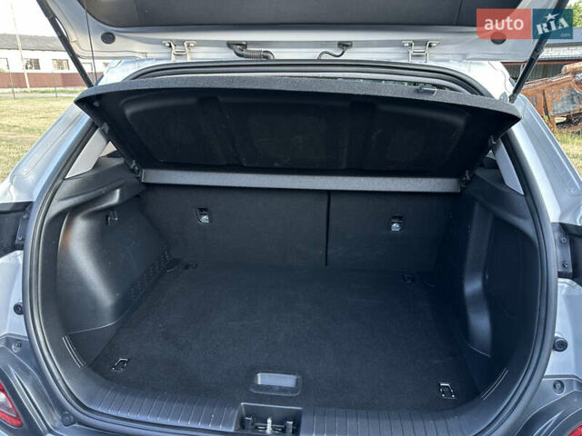 Серый Хендай Kona Electric, объемом двигателя 0 л и пробегом 109 тыс. км за 18450 $, фото 39 на Automoto.ua