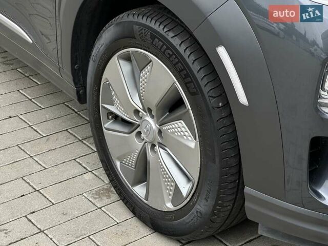 Сірий Хендай Kona Electric, об'ємом двигуна 0 л та пробігом 63 тис. км за 18500 $, фото 12 на Automoto.ua