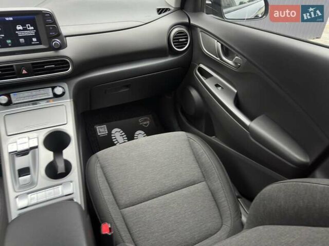 Сірий Хендай Kona Electric, об'ємом двигуна 0 л та пробігом 63 тис. км за 18500 $, фото 22 на Automoto.ua