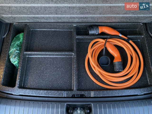 Серый Хендай Kona Electric, объемом двигателя 0 л и пробегом 104 тыс. км за 17200 $, фото 99 на Automoto.ua