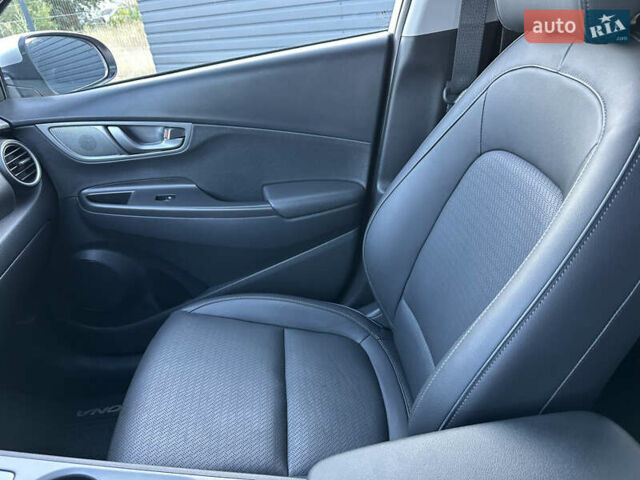 Серый Хендай Kona Electric, объемом двигателя 0 л и пробегом 109 тыс. км за 18450 $, фото 35 на Automoto.ua