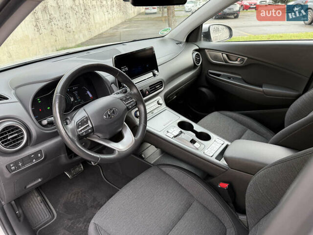 Серый Хендай Kona Electric, объемом двигателя 0 л и пробегом 26 тыс. км за 18850 $, фото 19 на Automoto.ua