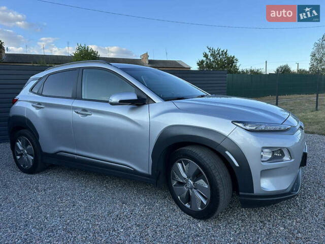Серый Хендай Kona Electric, объемом двигателя 0 л и пробегом 109 тыс. км за 18450 $, фото 6 на Automoto.ua