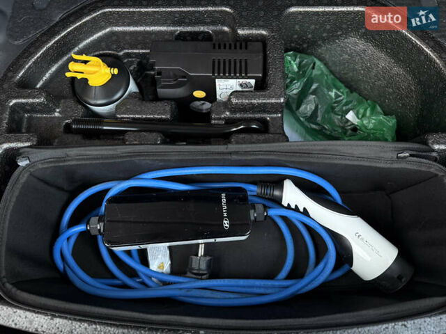 Серый Хендай Kona Electric, объемом двигателя 0 л и пробегом 36 тыс. км за 20700 $, фото 97 на Automoto.ua