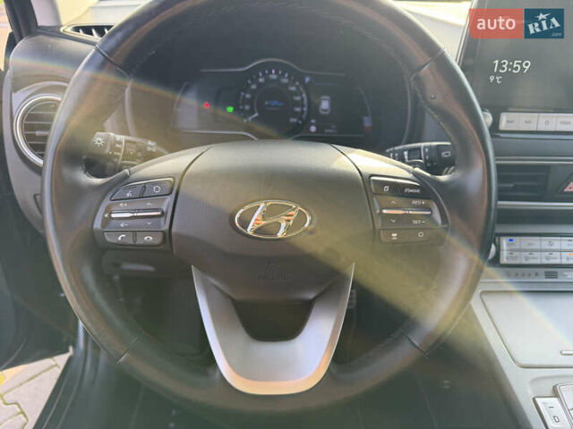 Серый Хендай Kona Electric, объемом двигателя 0 л и пробегом 69 тыс. км за 19300 $, фото 21 на Automoto.ua