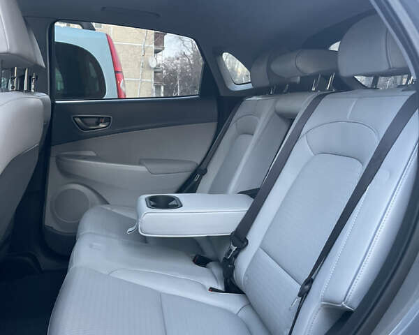 Серый Хендай Kona Electric, объемом двигателя 0 л и пробегом 81 тыс. км за 16099 $, фото 55 на Automoto.ua